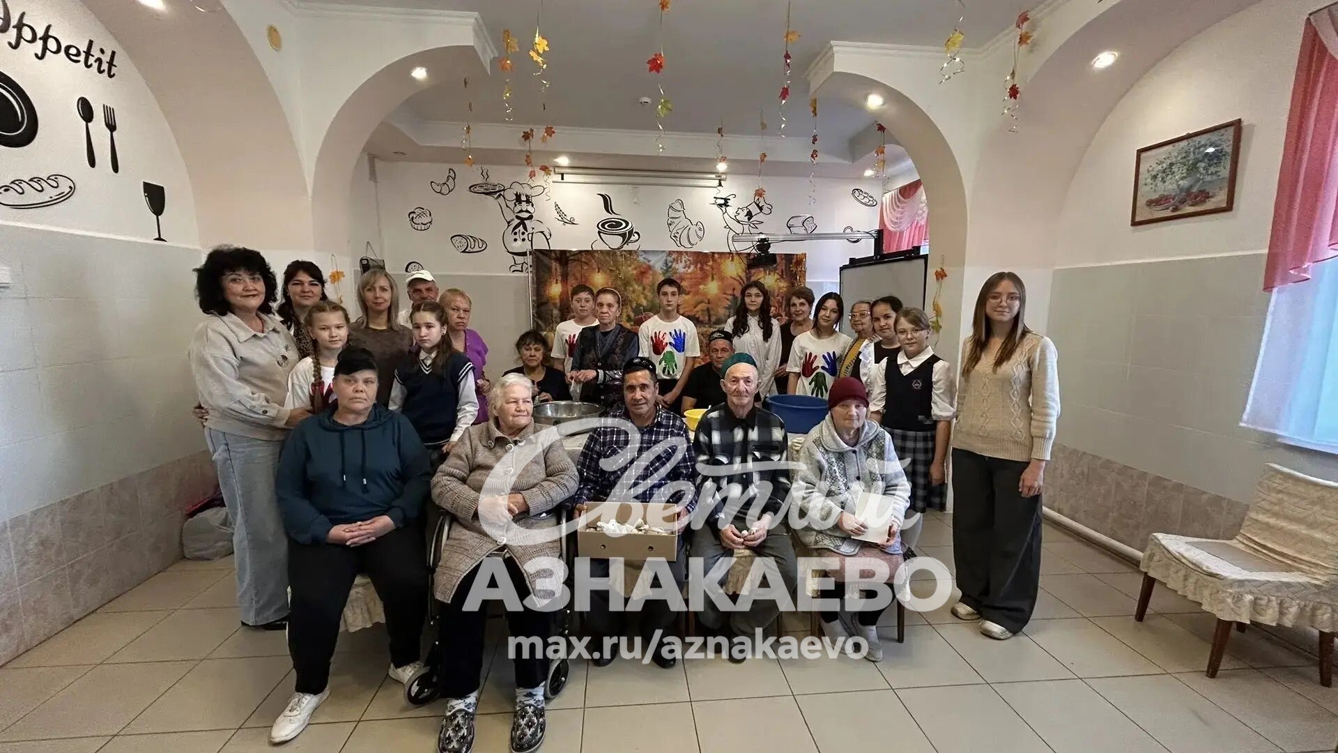 Школьники из Актюбинского устроили праздник для постояльцев интерната