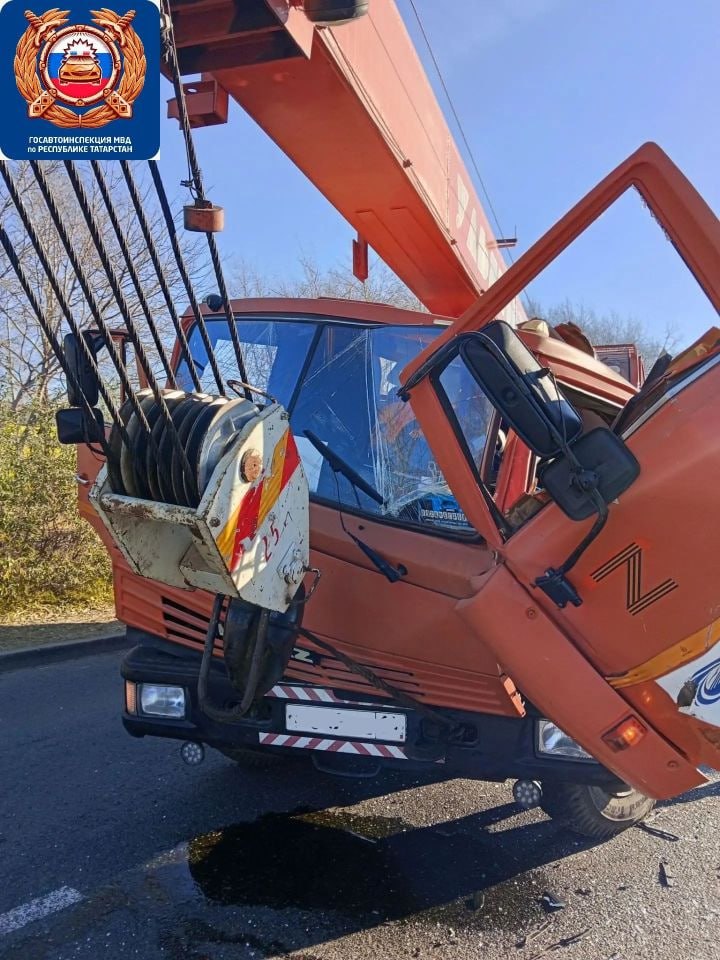 В Челнах автокран столкнулся с автобусом: пострадала 59-летняя пассажирка