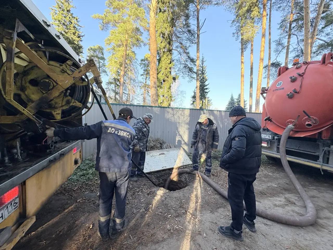 В Васильево канализационный люк закрыли старой дверью — стоки залили улицу