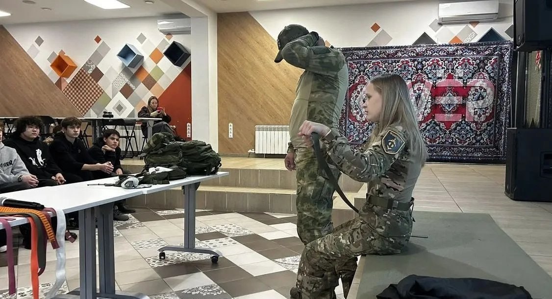 В Нижнекамске на курсе выживания показали, как накладывать жгуты и собирать тревожный чемоданчик