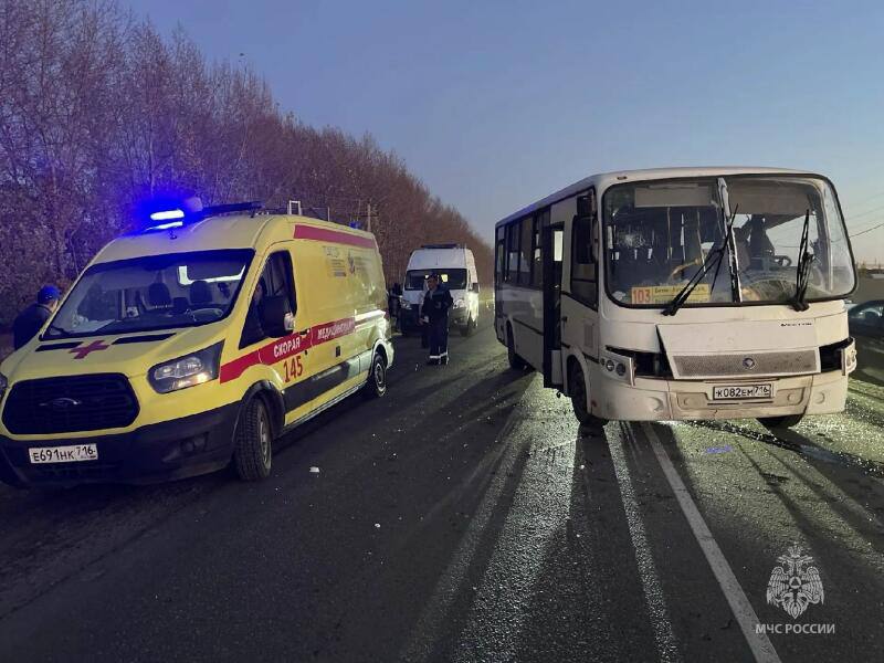 В Тукаевском районе автобус столкнулся с самосвалом: есть пострадавшие