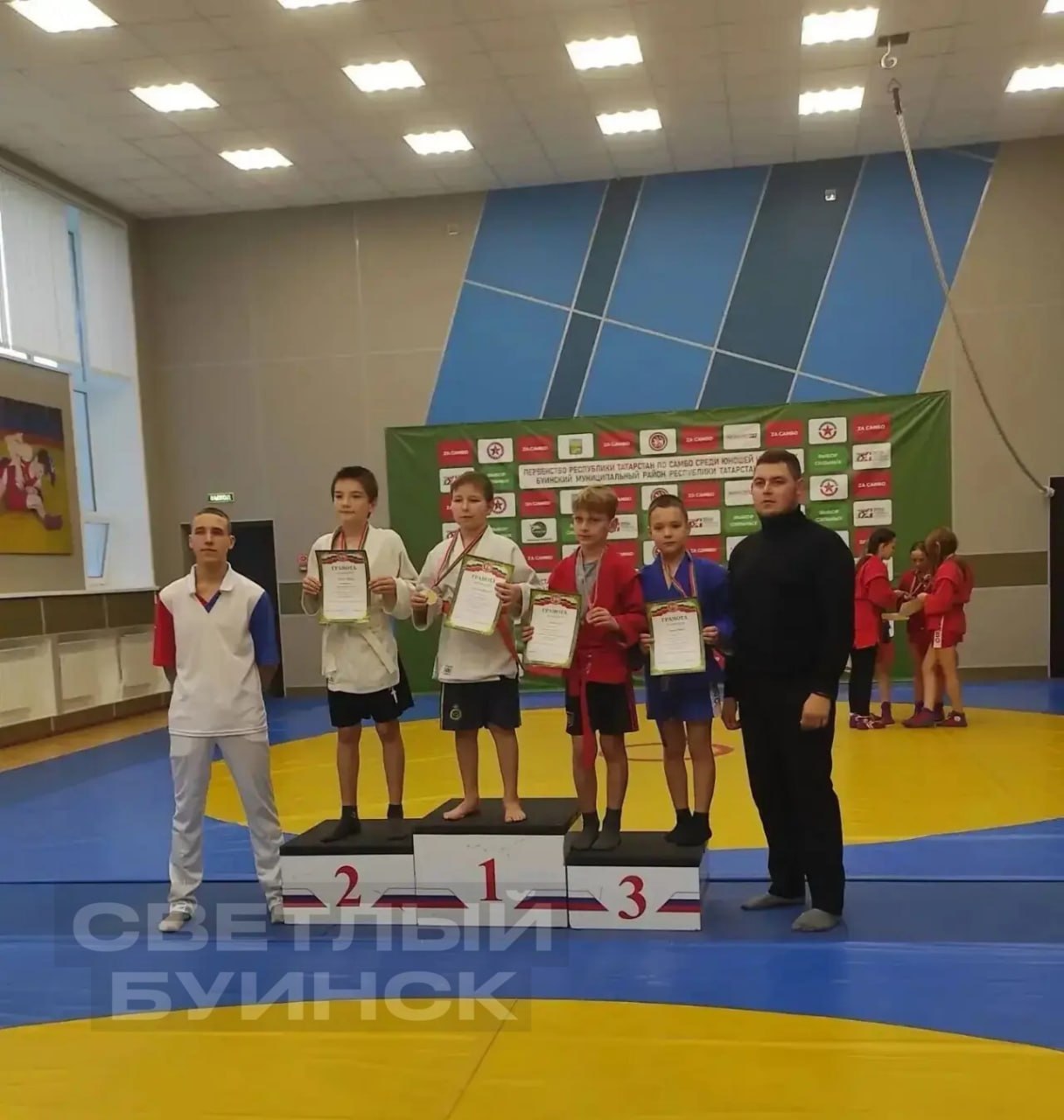 Юные спортсмены завоевали медали на соревнованиях по самбо в Буинске