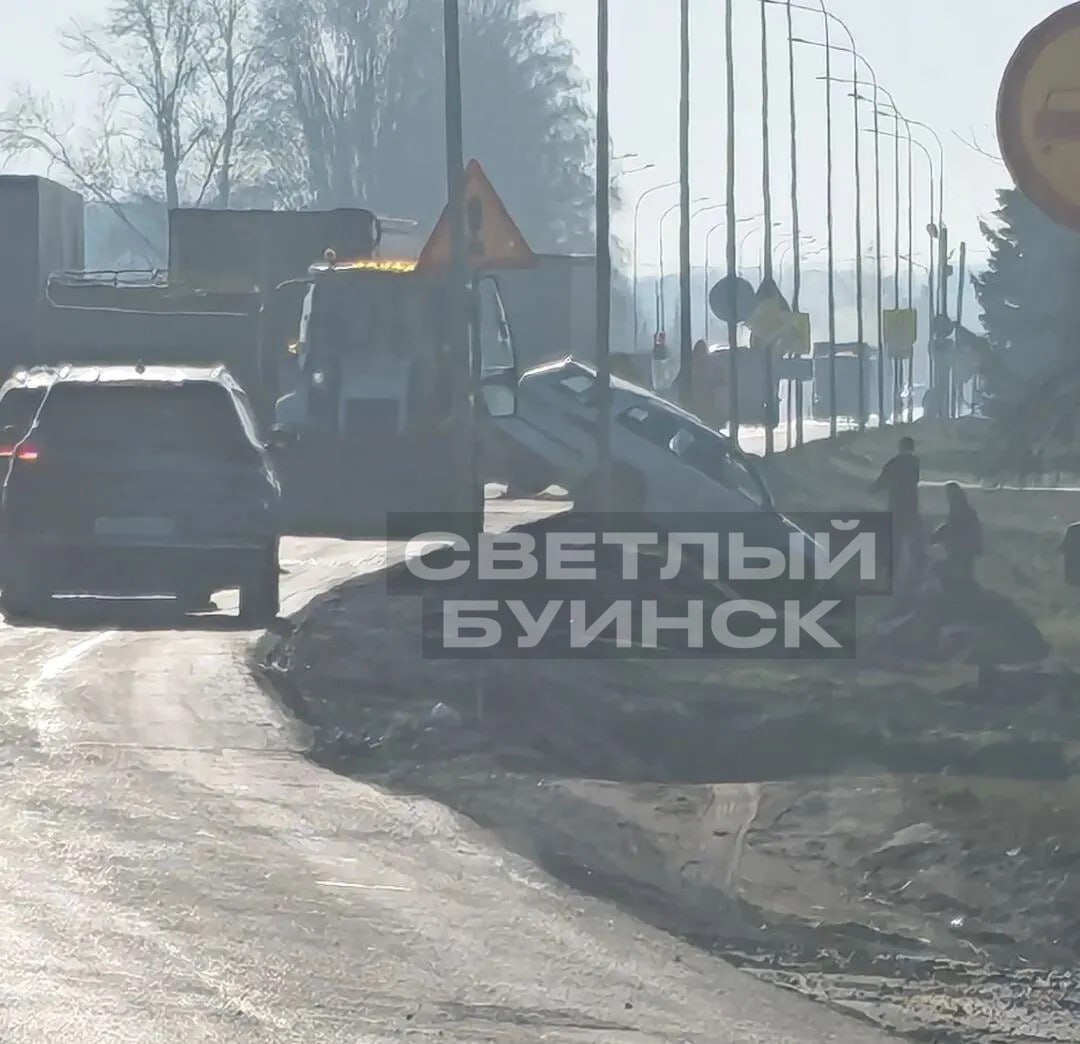 Под Буинском автомобиль вылетел в кювет — образовалась пробка